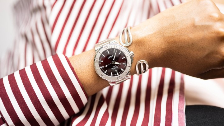 Obrázok z Oris Aquis Date Relief Cherry Dial