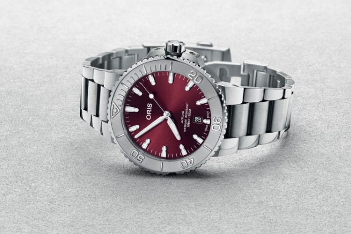 Obrázok z Oris Aquis Date Relief Cherry Dial