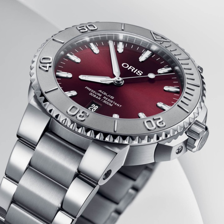 Obrázok z Oris Aquis Date Relief Cherry Dial