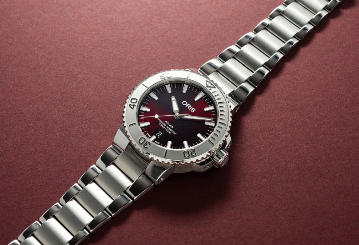 Obrázok z Oris Aquis Date Relief Cherry Dial